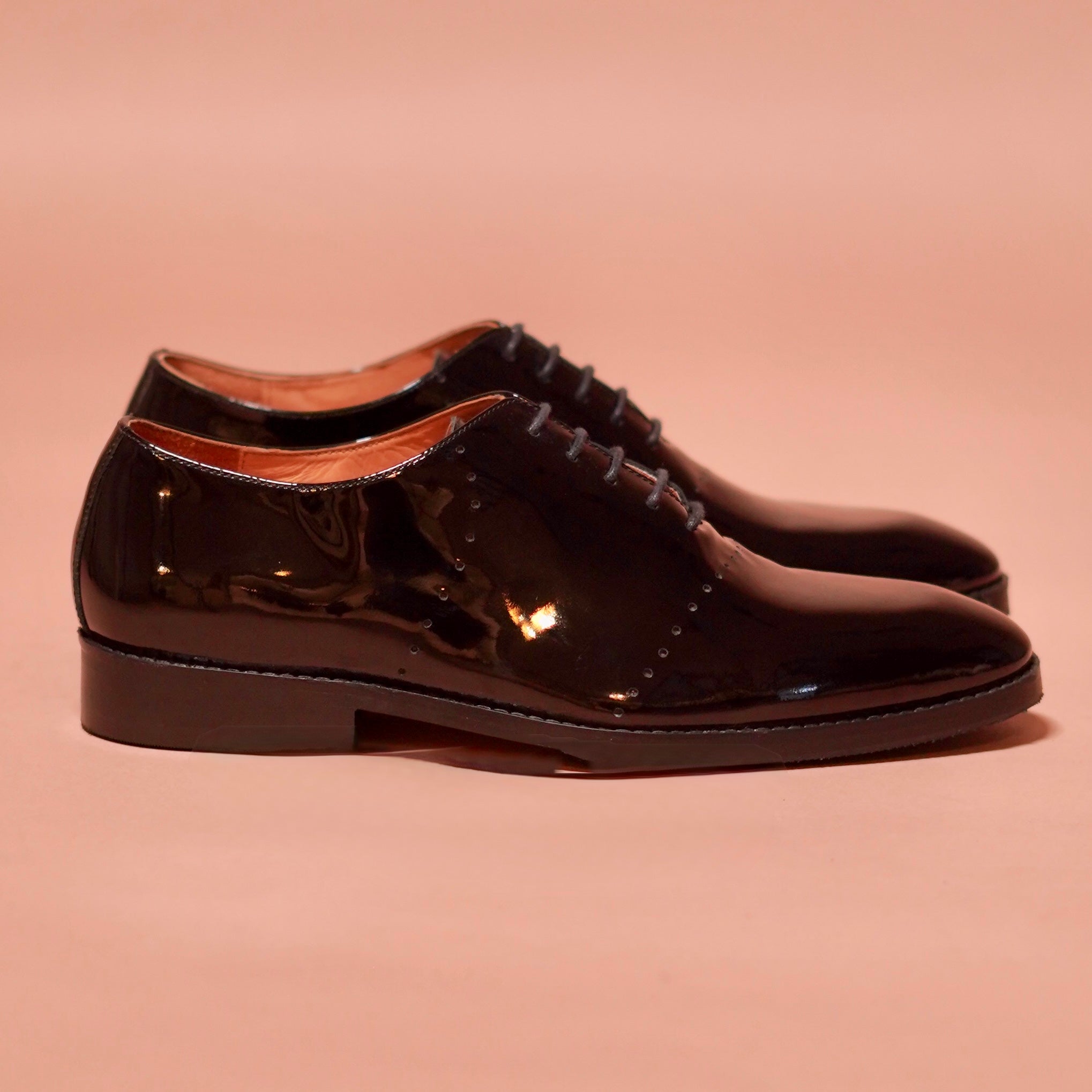 Carrero Lustro | Black patent leather riveted Oxfords